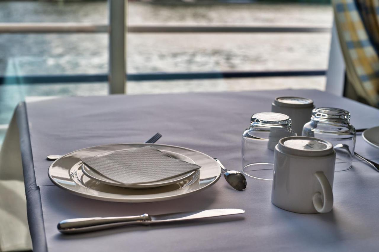 Bateau A Quai Le Chardonnay Hotel
